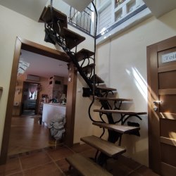 Dizajnové schodisko so zábradlím navrhnuté a vyrobené v UKOVMI