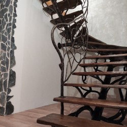 Dizajnové schodisko so zábradlím v umeleckom kovanom prevedení