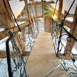 Dizajnový mostík ručne kovaný umeleckými kováčmi pre Majerovský kaštieľ - kované zábradlie v interiéri
