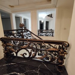 Exkluzívne kované zábradlie v rustikálnm štýle na interiérovom schodisku