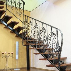 Kováčstvo - interiérové zábradlie vykované zo železa na točité schody