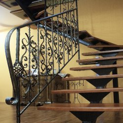 Kované zábradlie na točité schody v interiérových priestoroch