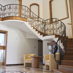luxusné kované interiérové zábradlie na točité schody