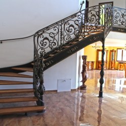 luxusné kované interiérové zábradlie vyniká dizajnom a kvalitou - zábradlie na točité schody