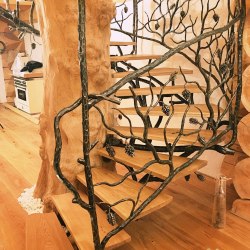 Luxusné kované zábradlie s prírodným motívom sosny - poľovnícka chata