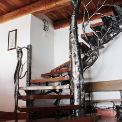 Luxusné schodisko so zábradlím ručne vyrobené z prírodných materiálov kovu a dreva - umelecké zábradlie