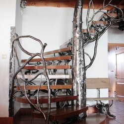 Moderné schodisko so zábradlím ručne vykované ako strom v zimnom období - luxusné zábradlie z UKOVMI