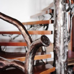 Ručne kované schodisko so zábradlím s logom UKOVMI - interiérové zábradlie