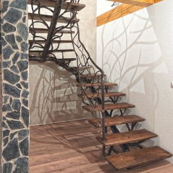 Ručne kované schodisko so zábradlím s prírodným motívom rozkonáreného stromu