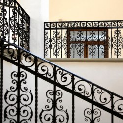 Starožitné kované interiérové zábradlie na schodisku a galérii