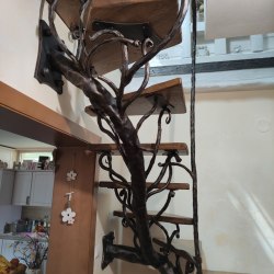 Umelecké schodisko so zábradlím v útulnom domčeku