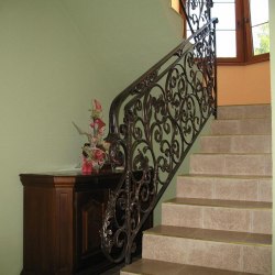 výnimočné kované zábradlie na schody v interiéri