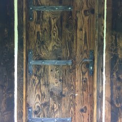 Kovaná kľučka a doplnky na vintage dverách