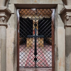 Kovaná mreža na dvere v kostole v Ľubici 