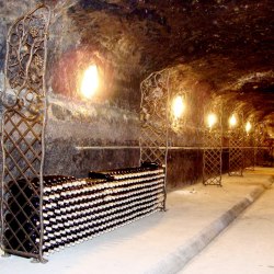 Kované mreže vyhotovené ako regál na víno vo vinnej pivnici