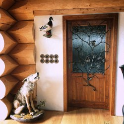 Luxusná ručne kovaná mreža na dverách v poľovníckej chate