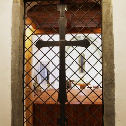 mreža s krížom vykovaná do kostola v Ľubici