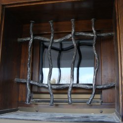 Ručne kovaná mreža na okno - starodávny dizajn Babička