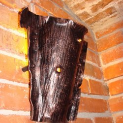 bočná kovaná lampa kôra - interiérové svietidlo vo vinárni 