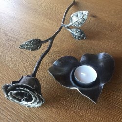 Darčekové predmety - kovaná ružička a stolový svietnik srdiečko