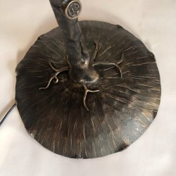 Detail stojanovej ručne kovanej lampy