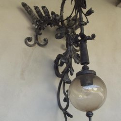 Kované svietidlá - exteriérová nástenná lampa drak - ručne kované bočné svietidlo so sklom