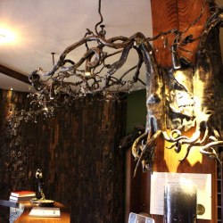 kovaný luster - recepcia hotela Galileo na Donovaloch - luxusné interiérové svietidlo korene