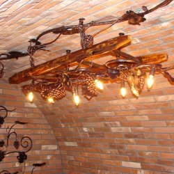 kovaný luster vo vinnej pivnici - exkluzívne stropné svietidlo vinič/rebrík - originálne osvetlenie vinnej pivnice, reštaurácie...