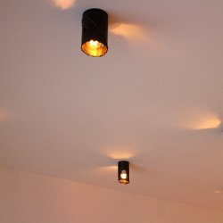 Moderné osvetlenie haly rodinného domu stropnými kovanými svietidlami