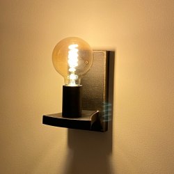Nástenná lampa ako súčasť dizajnového osvetlenia vyrobeného na mieru 