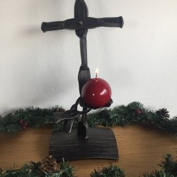 Originálny svietnik s kresťanskými symbolmi vhodný ako dar