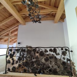 Ručne kovaný luster - rebrík prerastený viničom v rodinnom dome na Morave