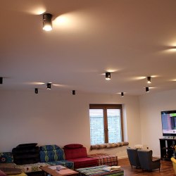 Stropné svietidlá IDEÁL ako osvetlenie kuchyne a haly v rodinnom dome