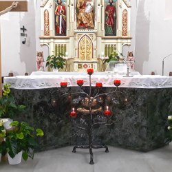Svietnik ručne vykovaný pre kostol v Tulčíku pri Prešove