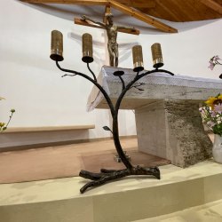 Unikátny svietnik štvorramenný v kostole v obci Sokoľ