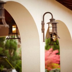 Výnimočná kovaná lampa s tienidlom - nástenné exteriérové svietidlo v tvare zvonu pre osvetlenie budov a záhrad