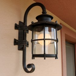záhradné lampy - Kovaná lampa so sklom - exteriérová nástenná lampa - výnimočná ručne kovaná lampa na osvetlenie budov, domov, altánkov...