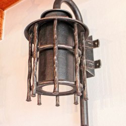 Záhradné svietidlo vo vintage štýle pre bočné osvetlenie exteriérových priestorov - kovaná lampa BABIĆKA