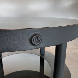 Čierny kovový stôl s logom UKOVMI vyrobený na Slovensku
