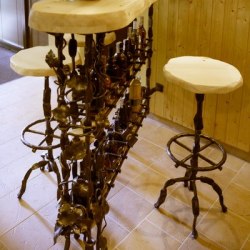 bar a barové stoličky - ručne kované s drevom - barový nábytok