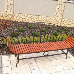 dizajnová kovaná lavička do parkov a záhrad - kvalitný záhradný nábytok 