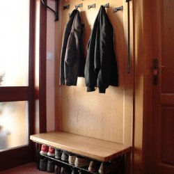 Kovaná vešiaková stena s botníkom kombinovaná drevom - nábytok do predsiene
