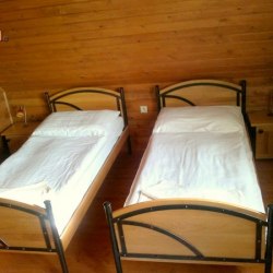 kované postele s drevom v penzióne