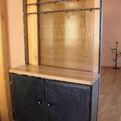 Kovaný botník s vešiakovou stenou - nábytok do predsiene