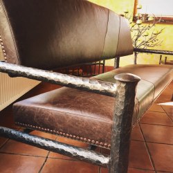 Kovaný nábytok - exkluzívna kovaná sedačka s talianskou hovädzou kožou - štýlová sedačka vyrobená na Slovensku