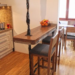 kovaný nábytok - kovaný barový stôl s drevom