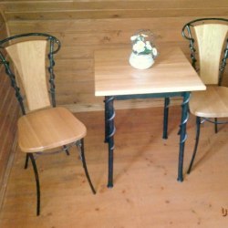 kovaný stôl a stoličky s drevom - jedálenská súprava