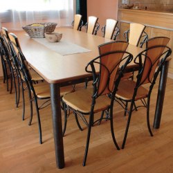 Kovaný stôl a stoličky v interiéri rodinného domu