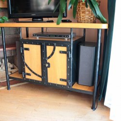 Kovaný stolík pod TV s úložným priestorom - nábytok do obývačky