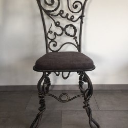 Luxusná kovaná stolička s čalúnením - dizajnová stolička